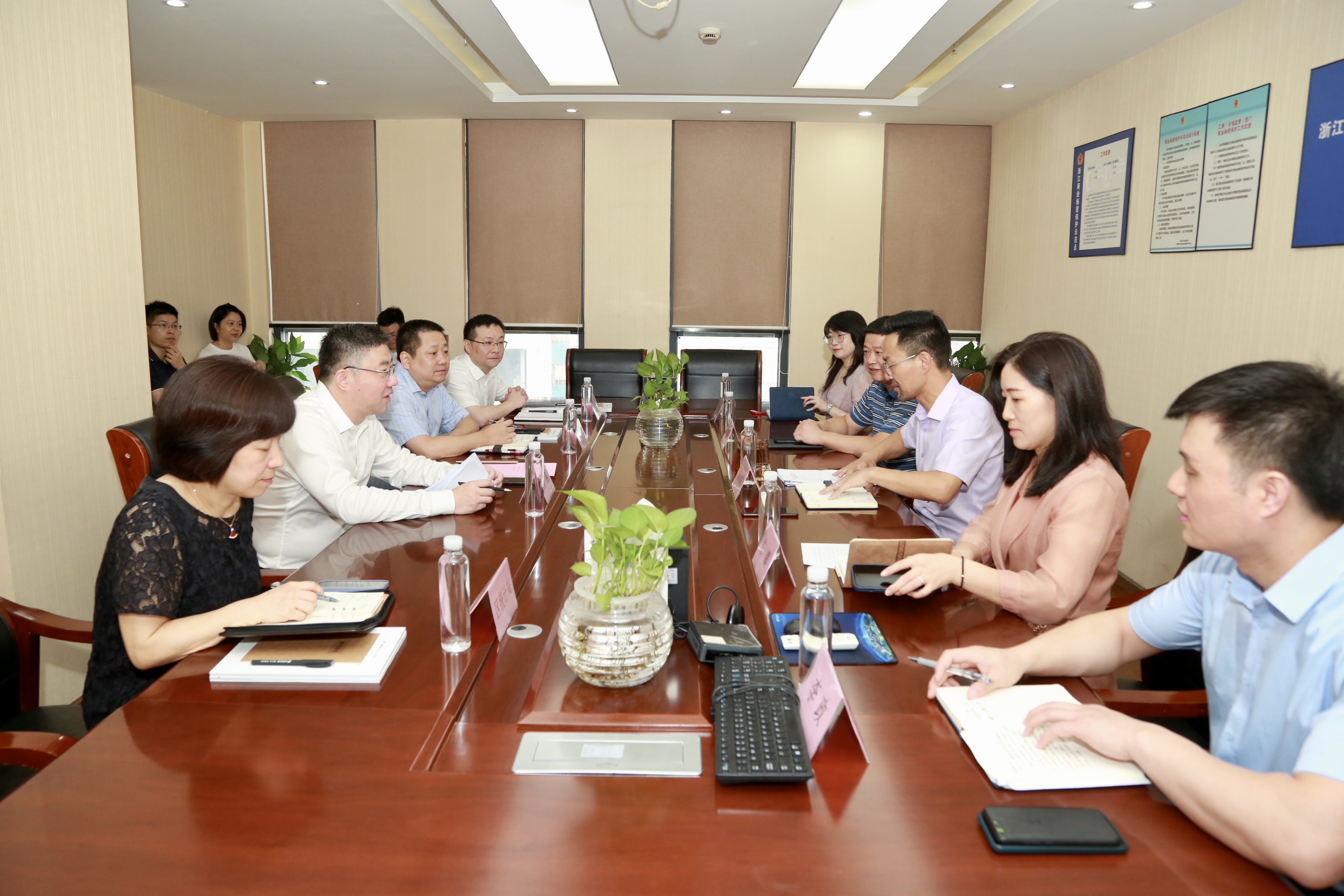 杭州市拱墅區(qū)委副書記、區(qū)長馮晶一行蒞臨托普云農(nóng)調(diào)研指導(dǎo)