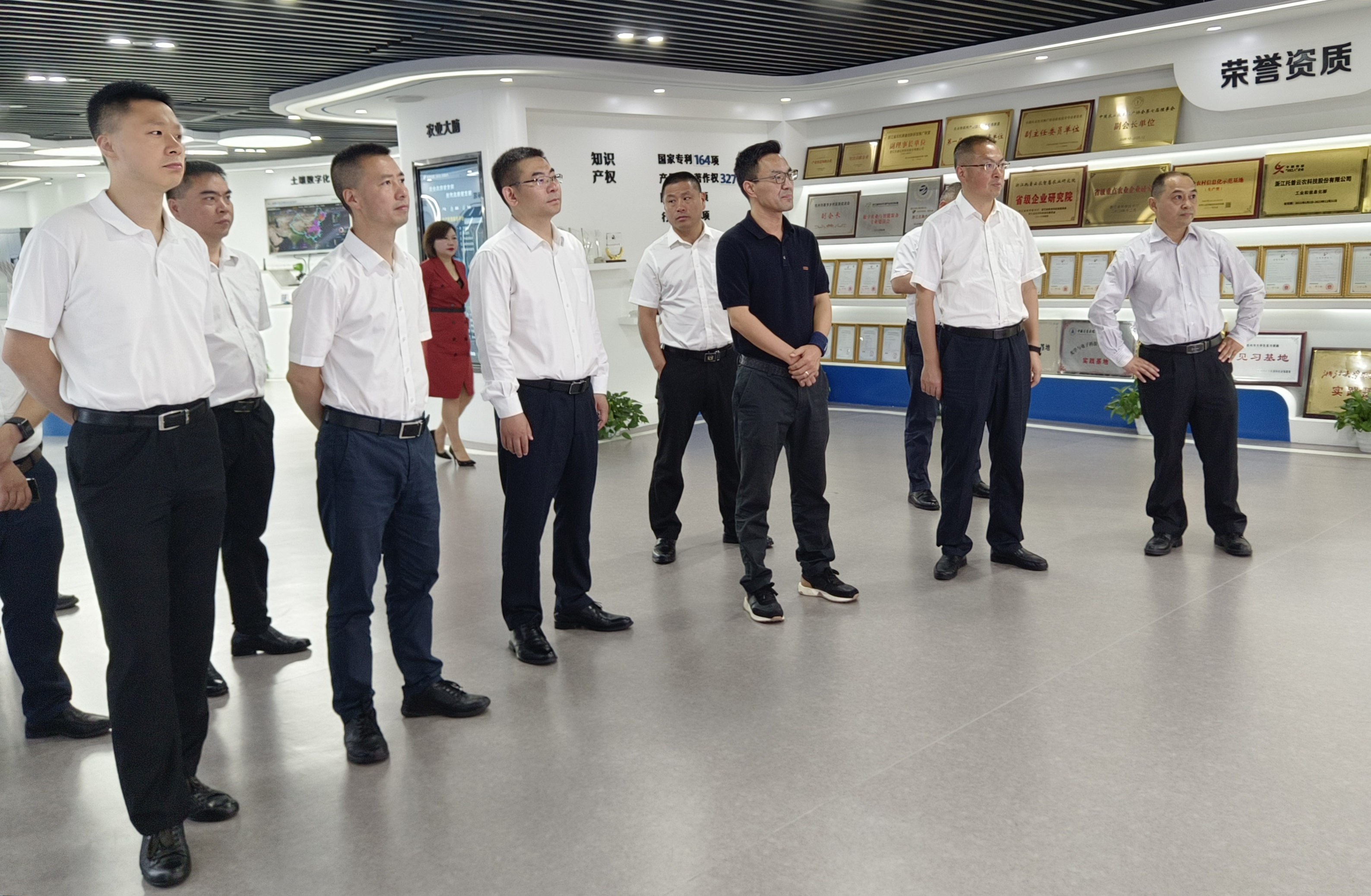 德陽市人大常委會副主任楊芳清、中江縣委書記杜尚武率考察組赴托普云農考察調研